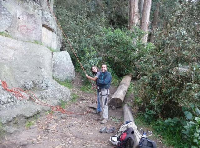 dos hombres sujetando una cuerda para escalar